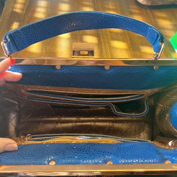 Awesome handbag!  No stains or blemishes non smoking - Picture 3 of 5